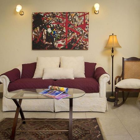 Ground Floor Apartment Located In Hometown, 5 Min Walk To The Beach Saint James Exterior foto